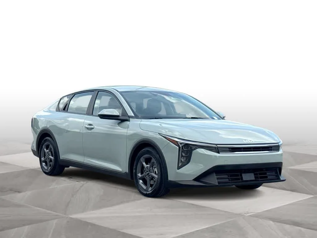 2025 Kia K4 LXS photo 2