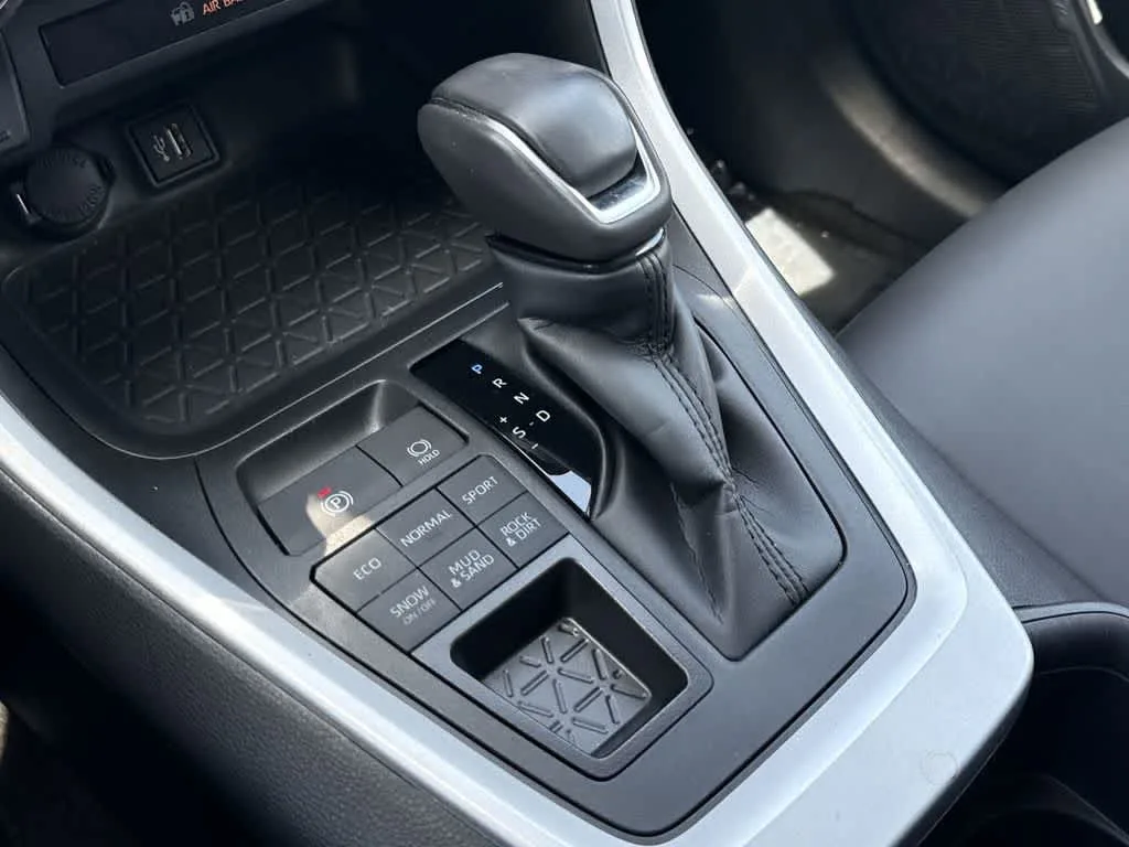 2025 Toyota RAV4 XLE Premium photo 21