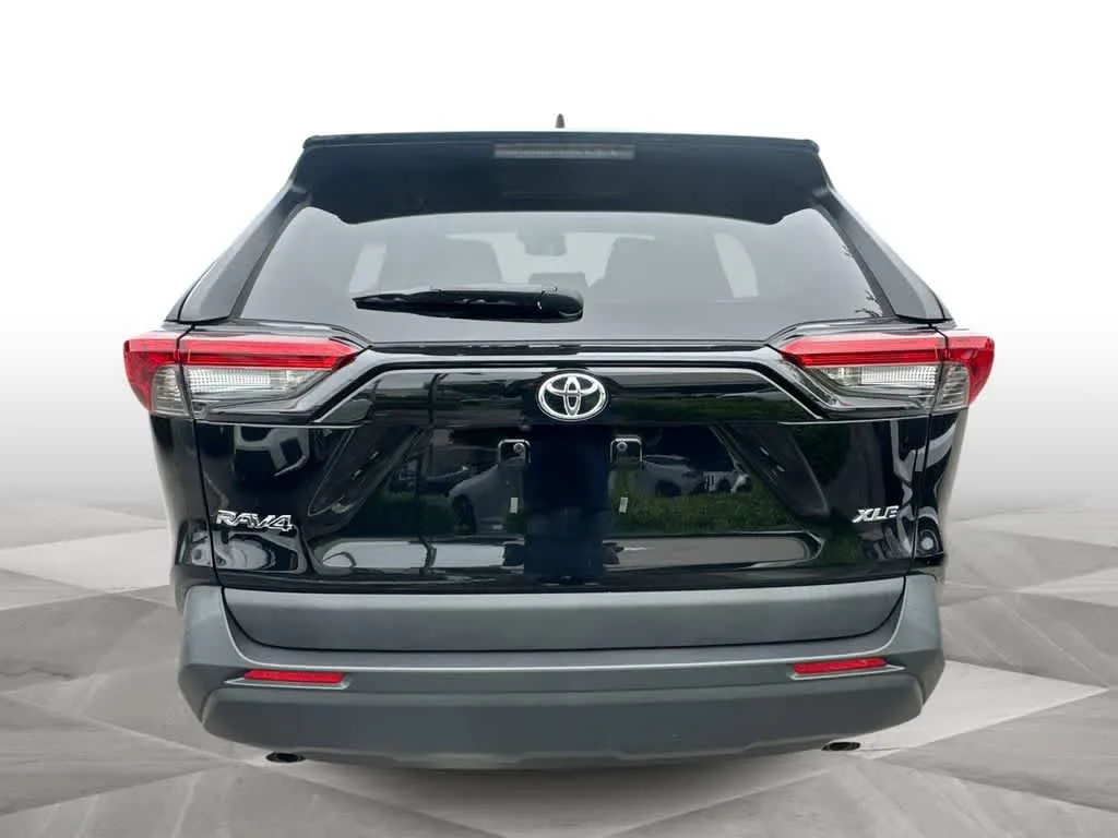 2024 Toyota RAV4 XLE photo 7