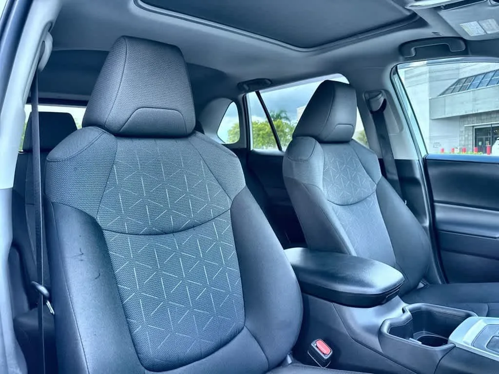2025 Toyota RAV4 XLE photo 27