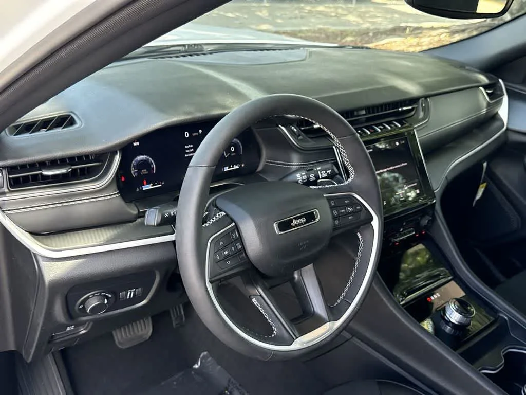 2024 Jeep Grand Cherokee L Altitude photo 12