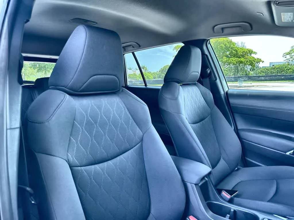 2024 Toyota Corolla Cross LE photo 27