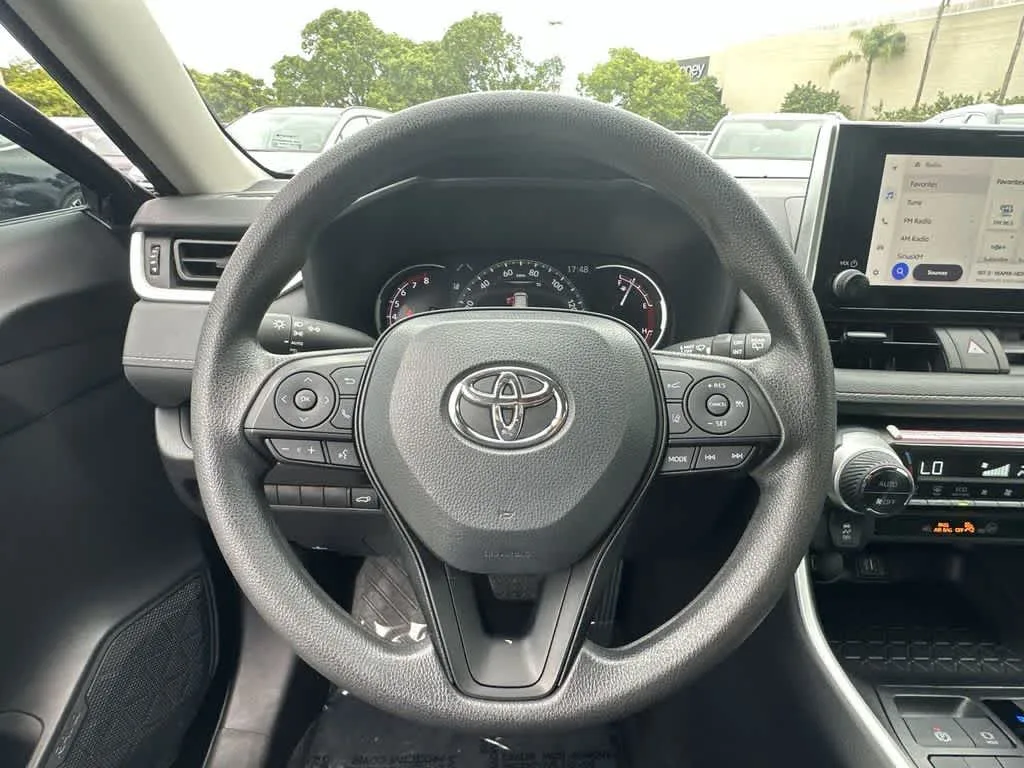 2024 Toyota RAV4 XLE photo 22