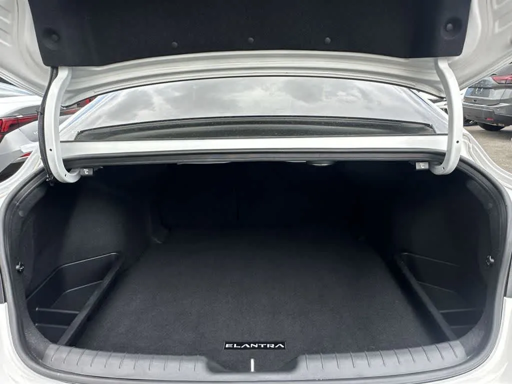 2024 Hyundai Elantra Limited photo 11