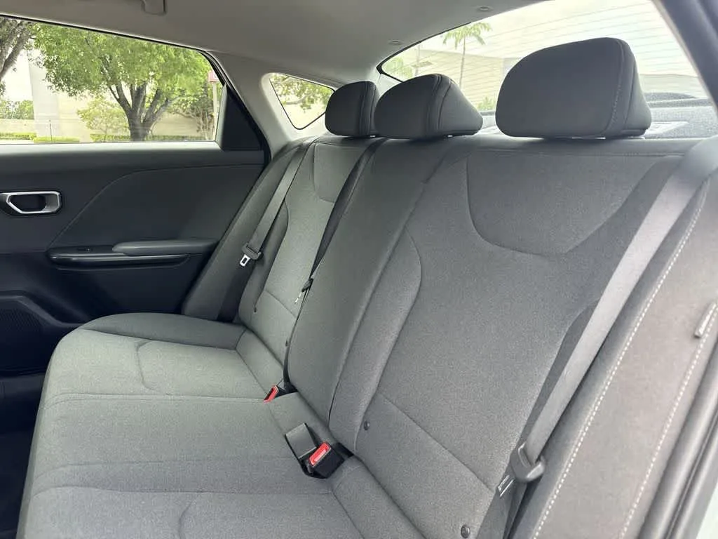 2025 Kia K4 LXS photo 22