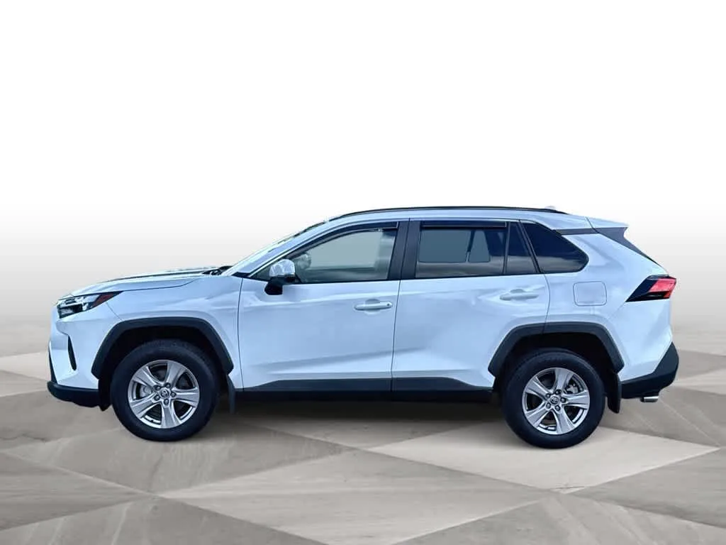 2025 Toyota RAV4 XLE photo 5