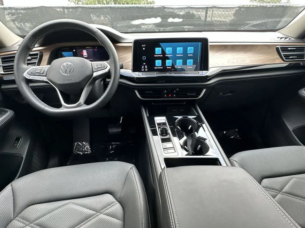 2024 Volkswagen Atlas 2.0T SE w/Technology photo 17