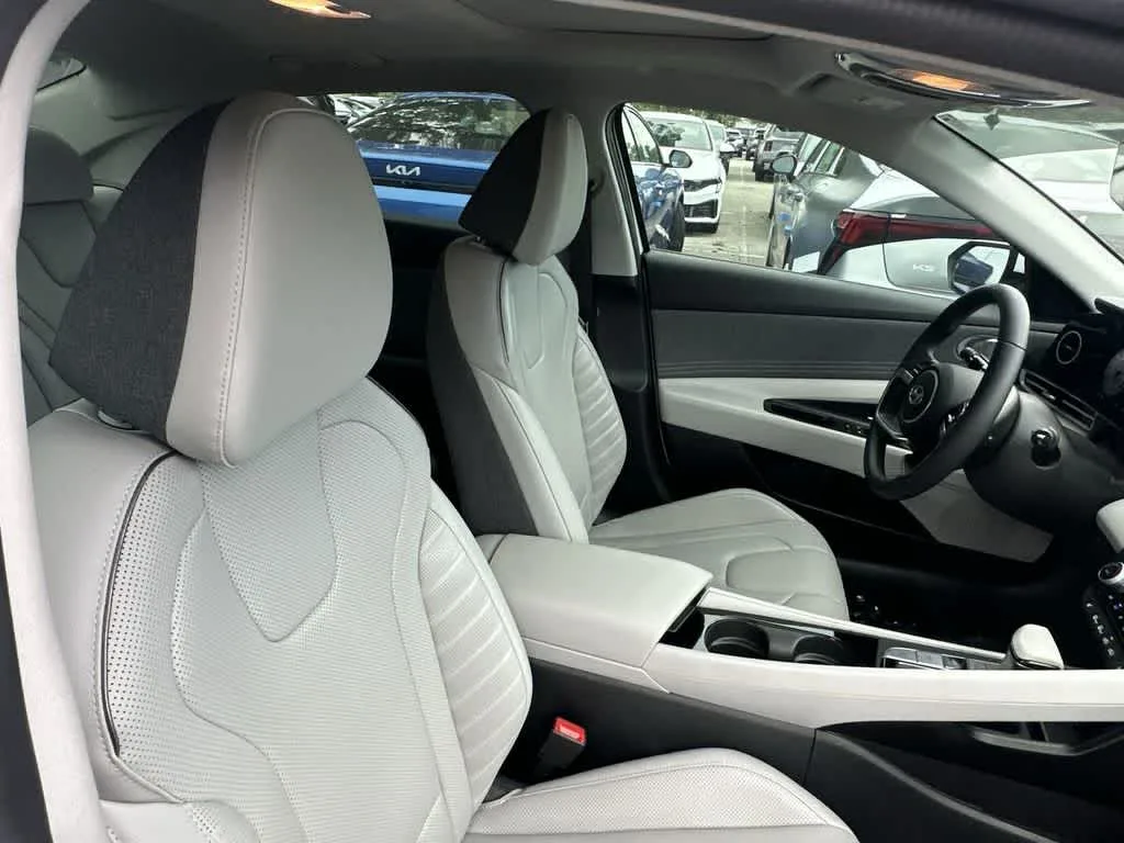 2024 Hyundai Elantra Limited photo 12