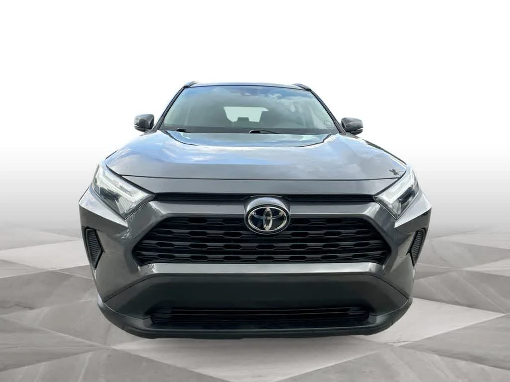 2024 Toyota RAV4 XLE photo 3