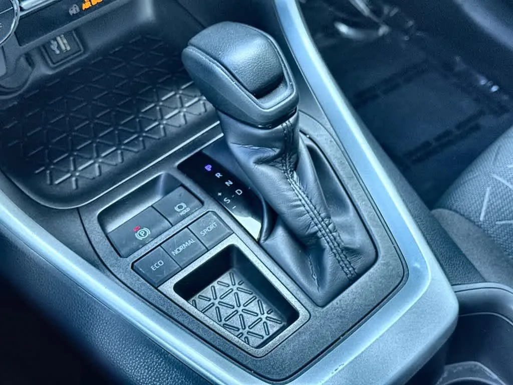 2025 Toyota RAV4 XLE photo 21