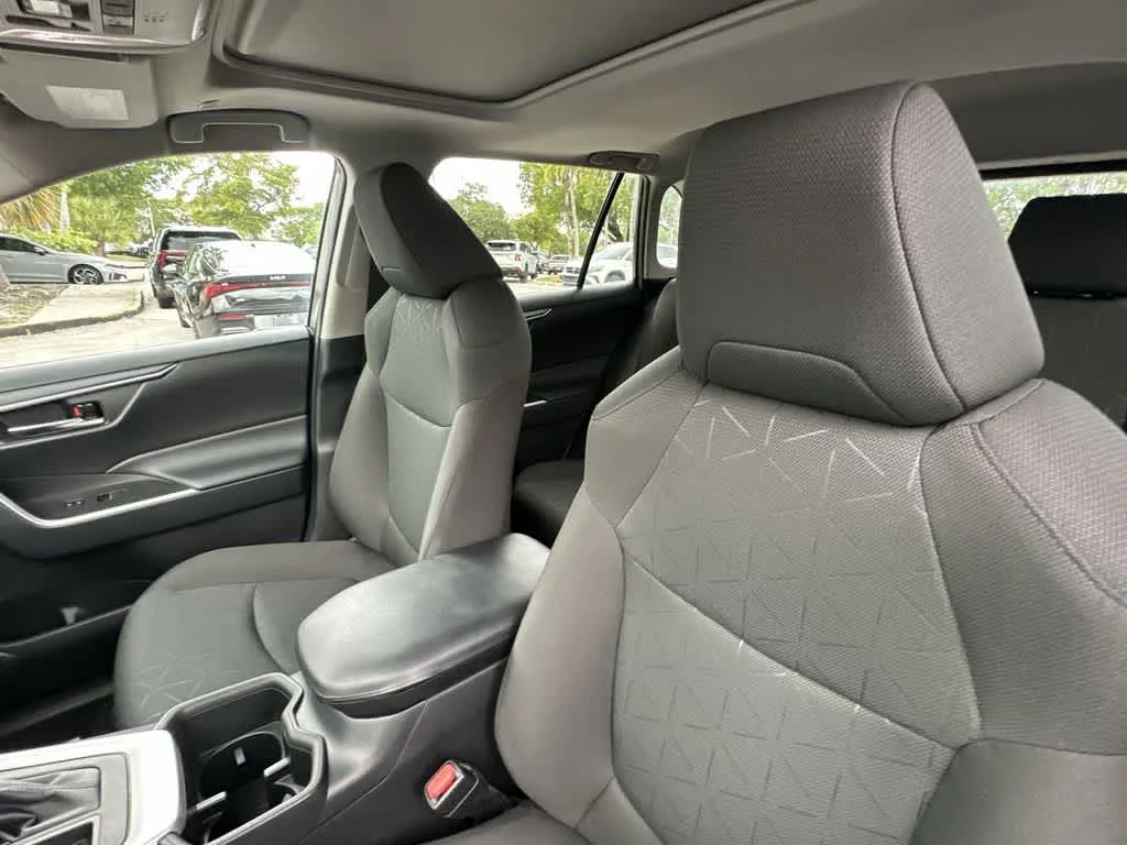 2024 Toyota RAV4 XLE photo 21