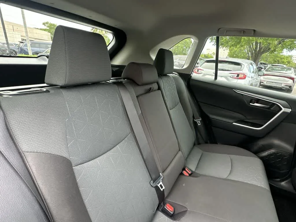 2024 Toyota RAV4 XLE photo 13