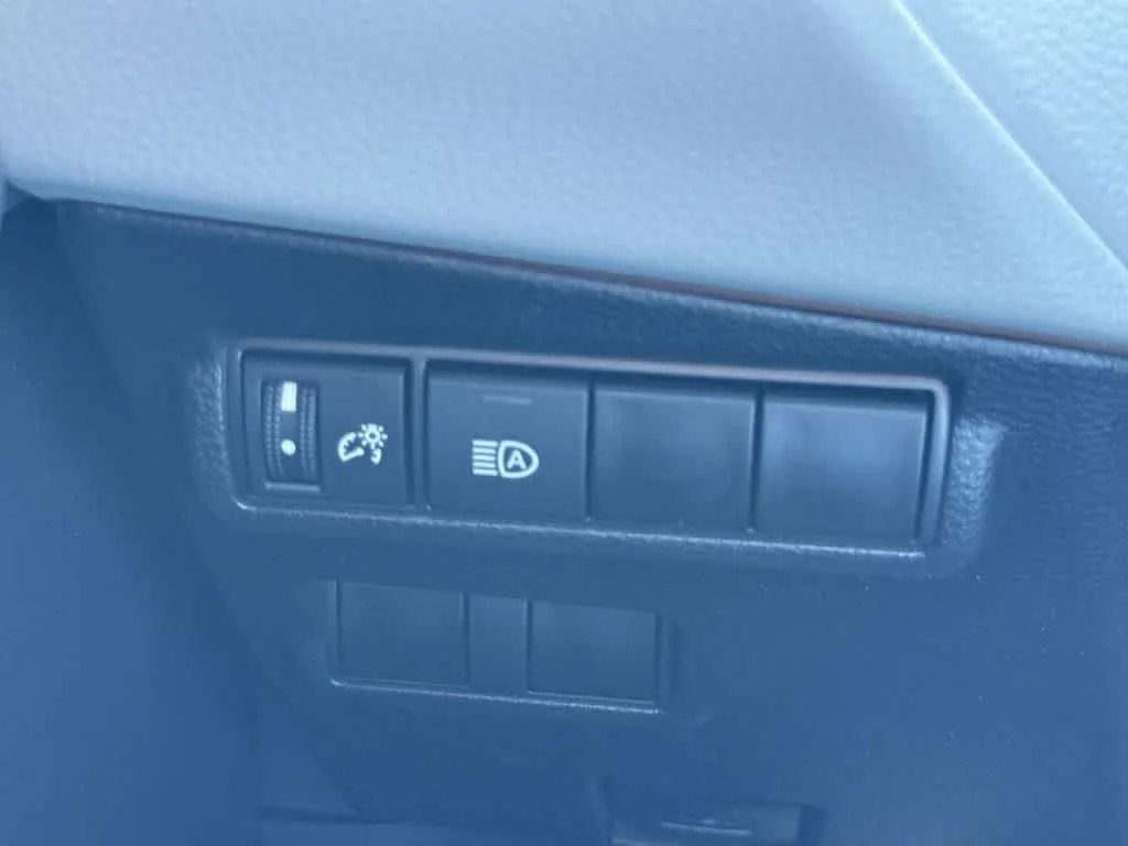 2023 Toyota Corolla Cross L photo 17