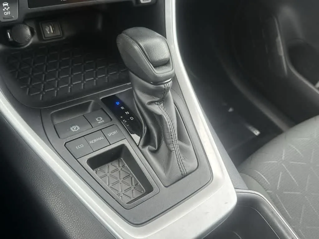 2024 Toyota RAV4 XLE photo 28