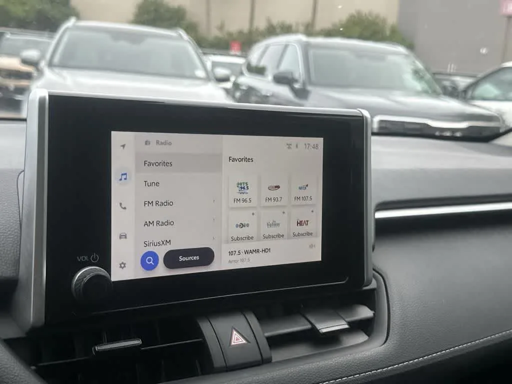 2024 Toyota RAV4 XLE photo 25