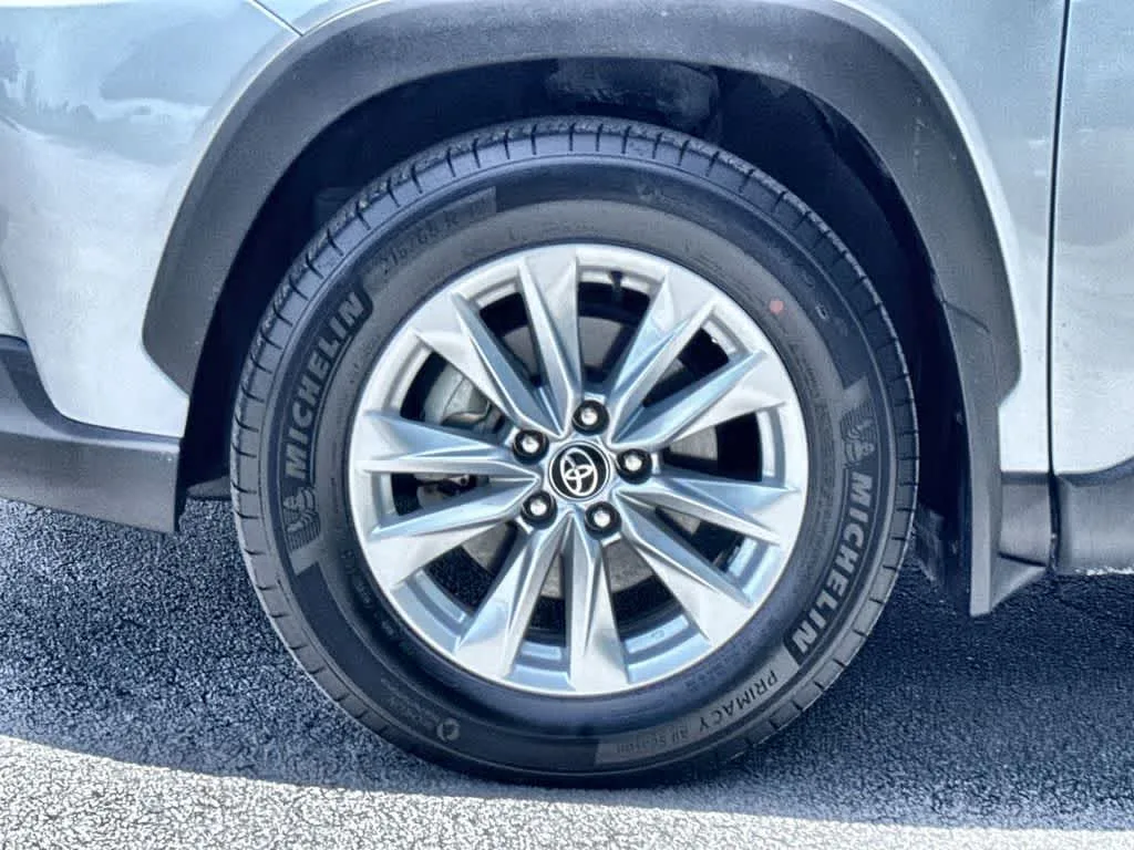 2024 Toyota Corolla Cross LE photo 11