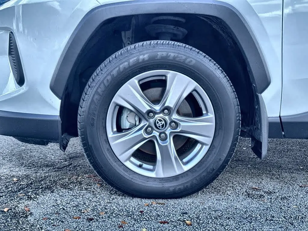 2025 Toyota RAV4 XLE photo 11