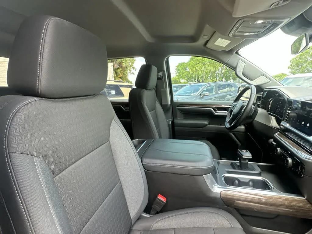 2025 Chevrolet Silverado 1500 RST photo 14