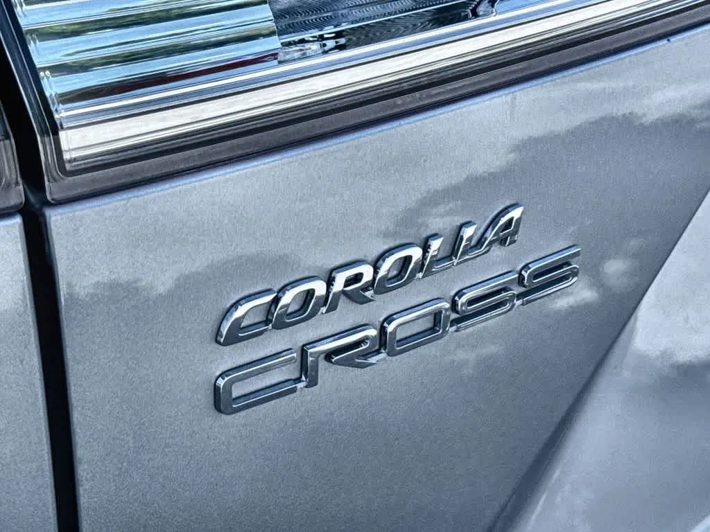2024 Toyota Corolla Cross LE photo 10