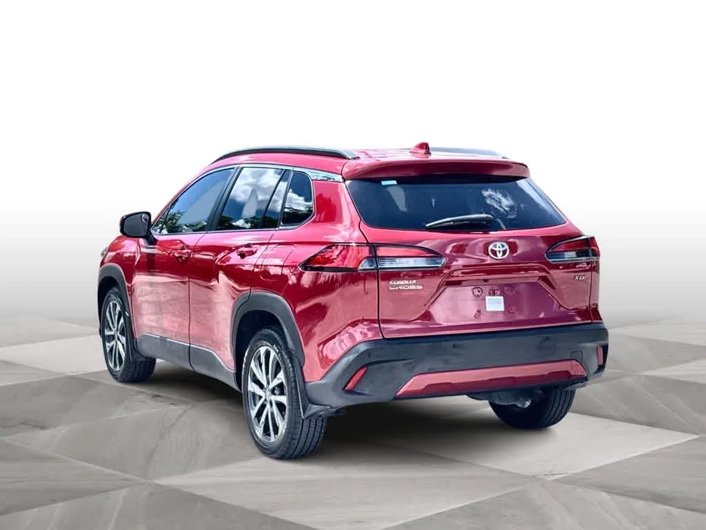 2023 Toyota Corolla Cross XLE photo 6