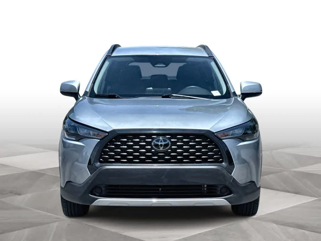 2024 Toyota Corolla Cross LE photo 3