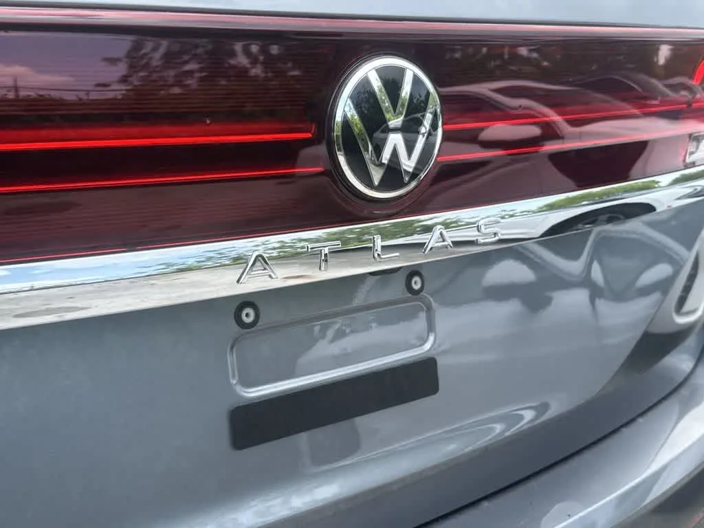 2024 Volkswagen Atlas 2.0T SE w/Technology photo 11