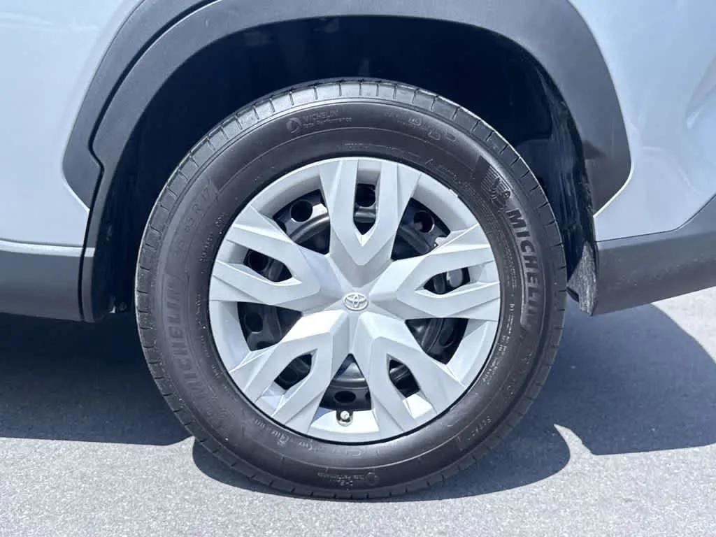 2023 Toyota Corolla Cross L photo 11
