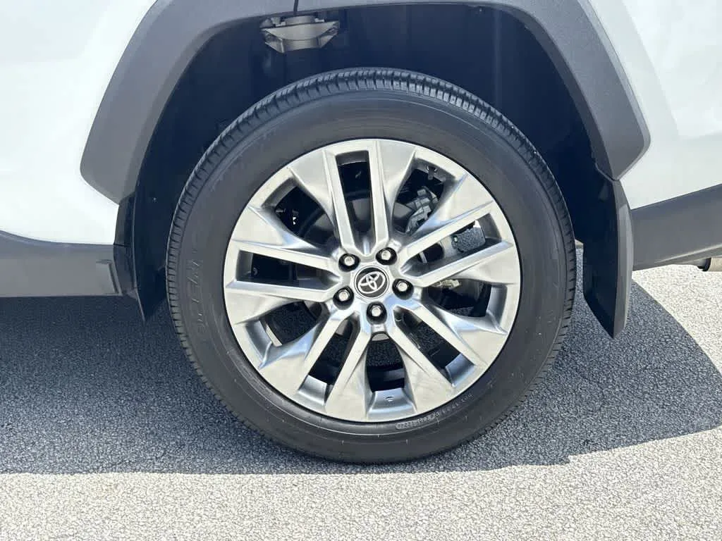 2025 Toyota RAV4 XLE Premium photo 11