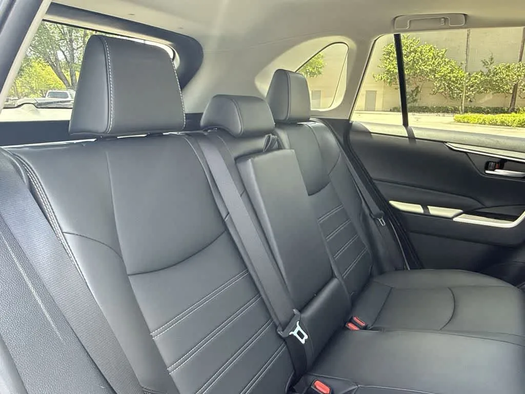 2025 Toyota RAV4 XLE Premium photo 26