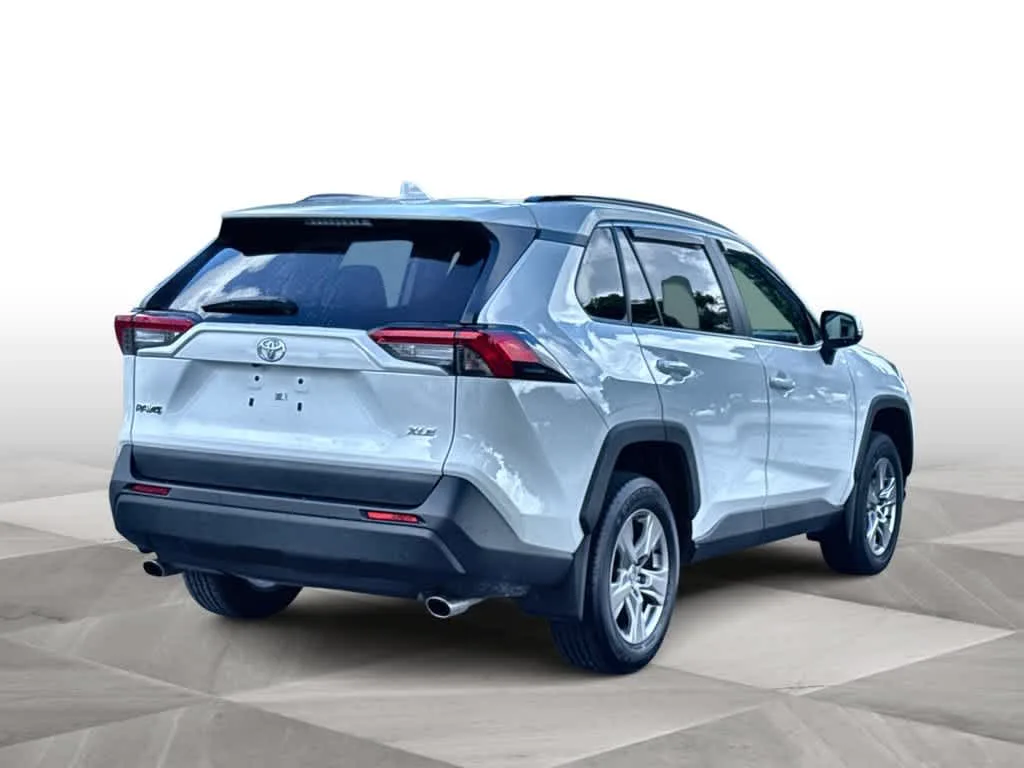 2025 Toyota RAV4 XLE photo 8