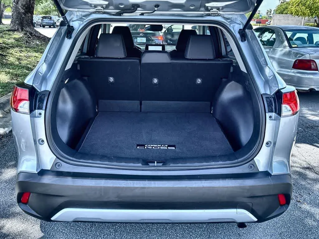 2024 Toyota Corolla Cross LE photo 25