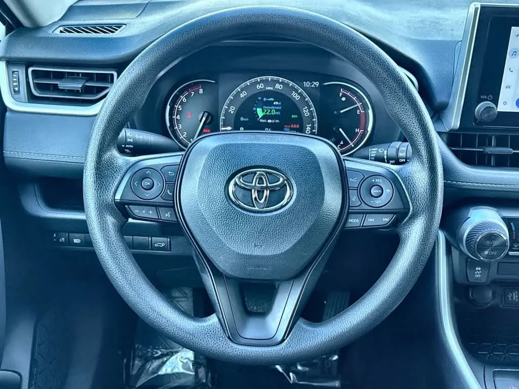 2025 Toyota RAV4 XLE photo 15