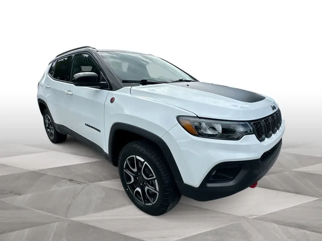 2025 Jeep Compass Trailhawk photo 2