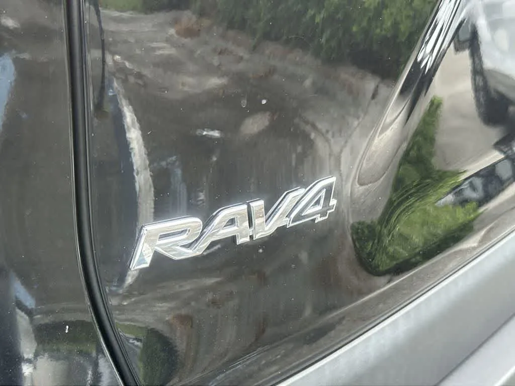 2024 Toyota RAV4 XLE photo 11
