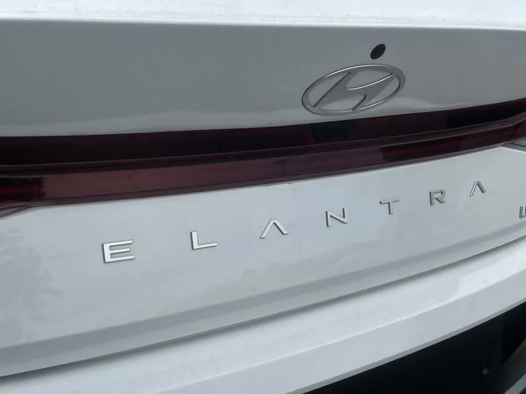 2024 Hyundai Elantra Limited photo 14