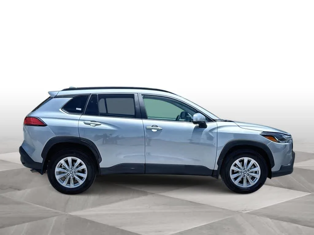 2024 Toyota Corolla Cross LE photo 9