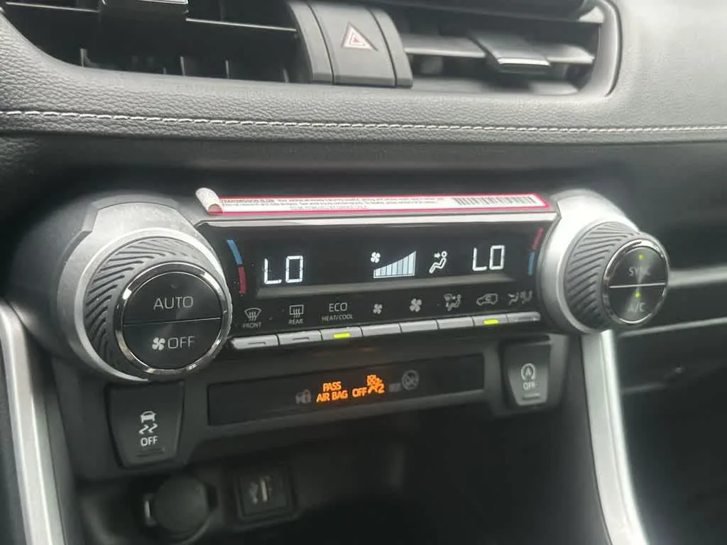 2024 Toyota RAV4 XLE photo 27
