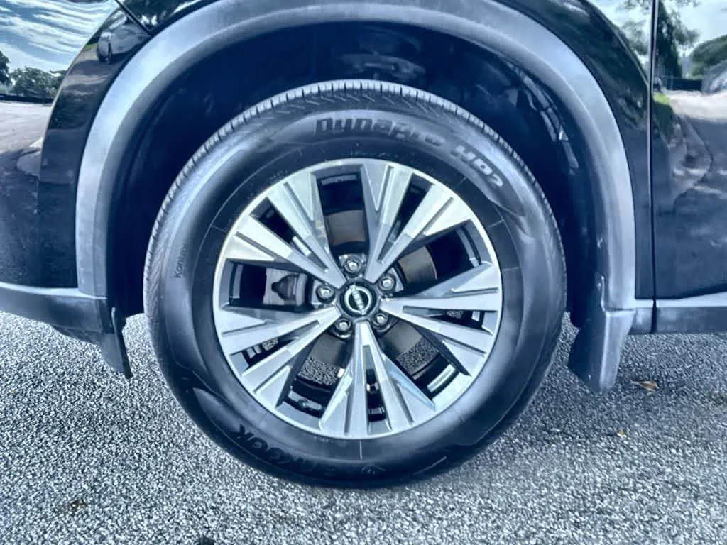 2023 Nissan Rogue SV photo 11