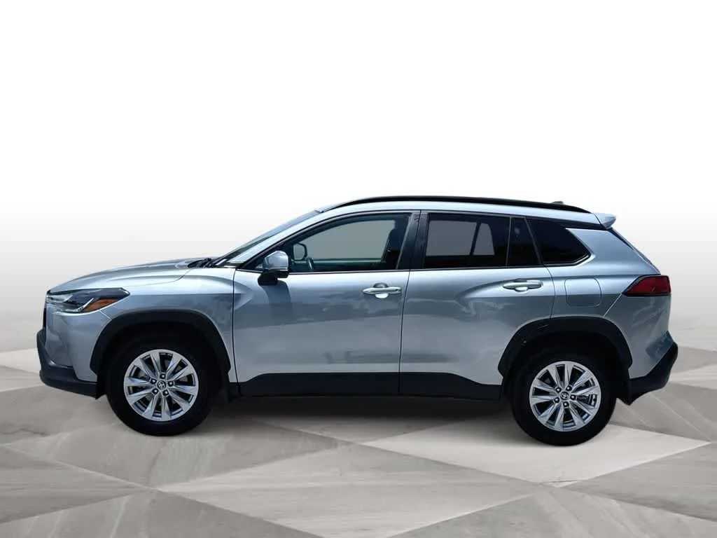 2024 Toyota Corolla Cross LE photo 5