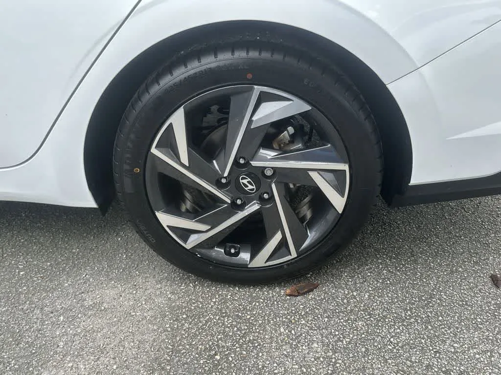 2024 Hyundai Elantra Limited photo 10