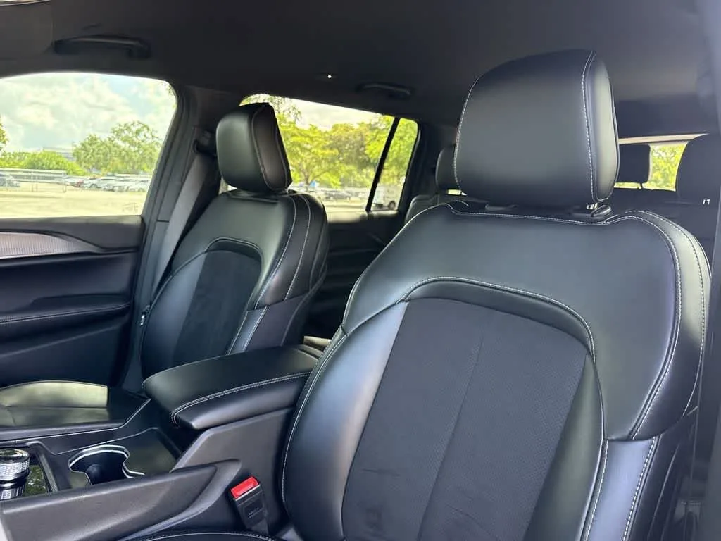 2024 Jeep Grand Cherokee L Altitude photo 13