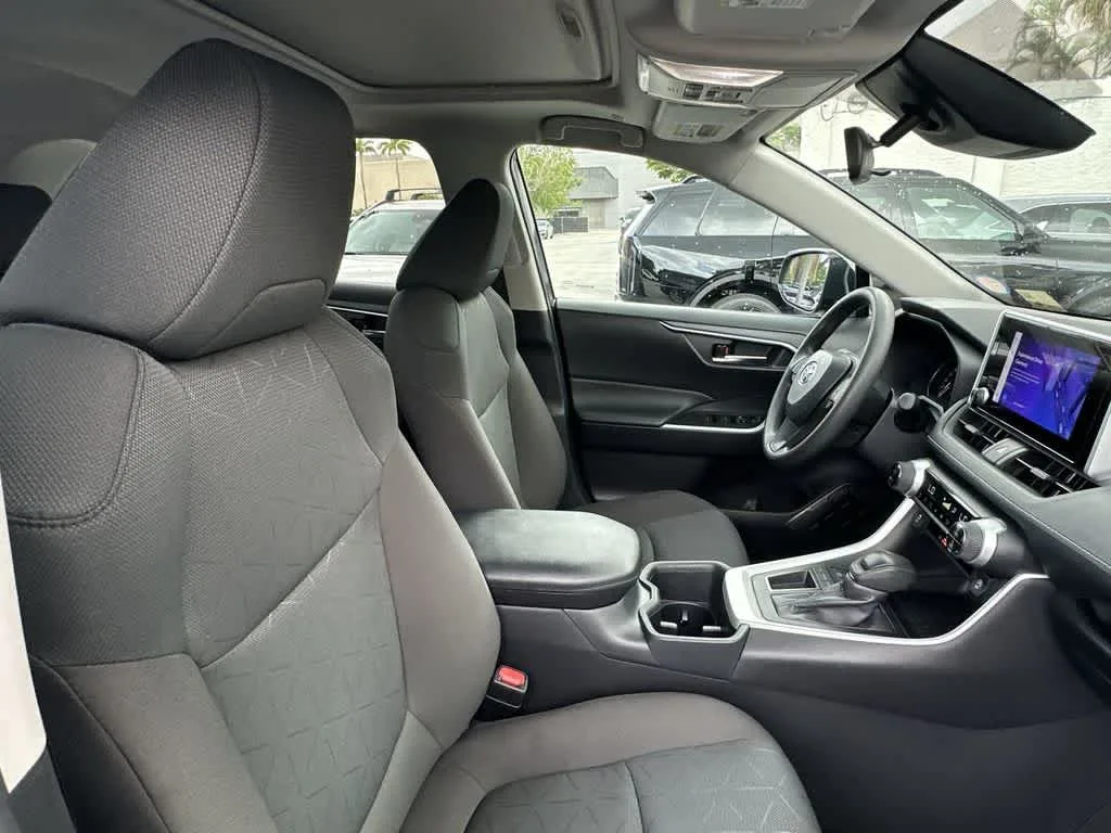 2024 Toyota RAV4 XLE photo 13