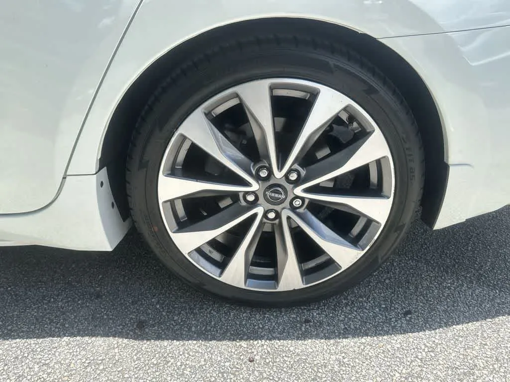 2023 Nissan Maxima Platinum photo 10