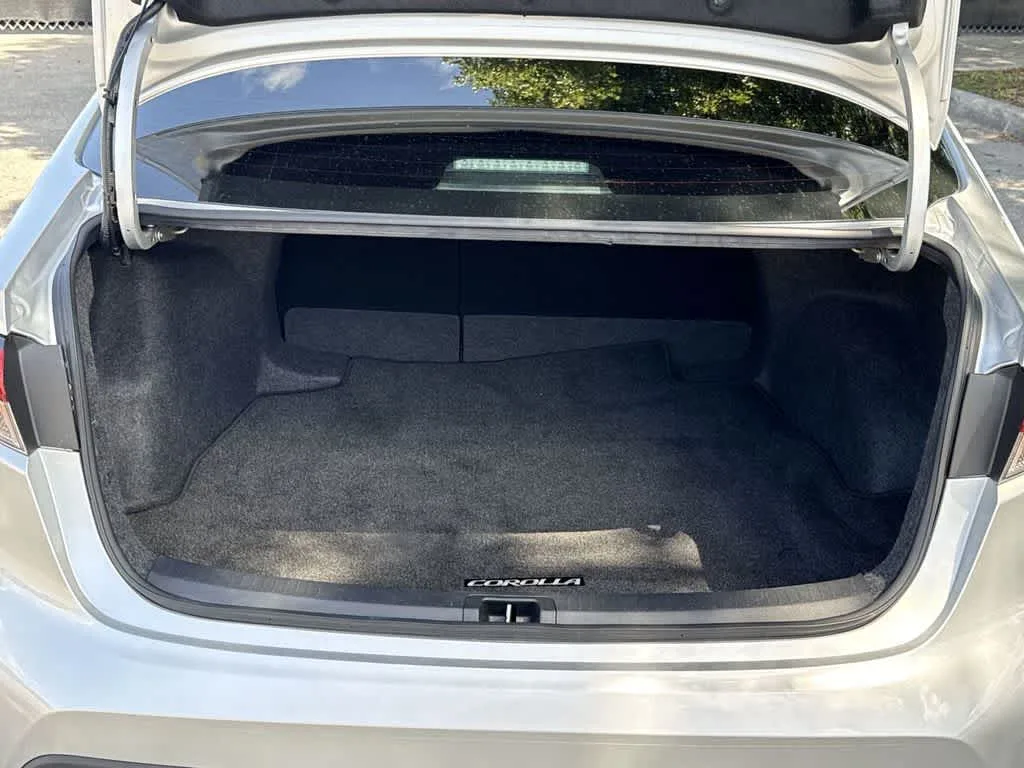 2025 Toyota Corolla LE photo 25