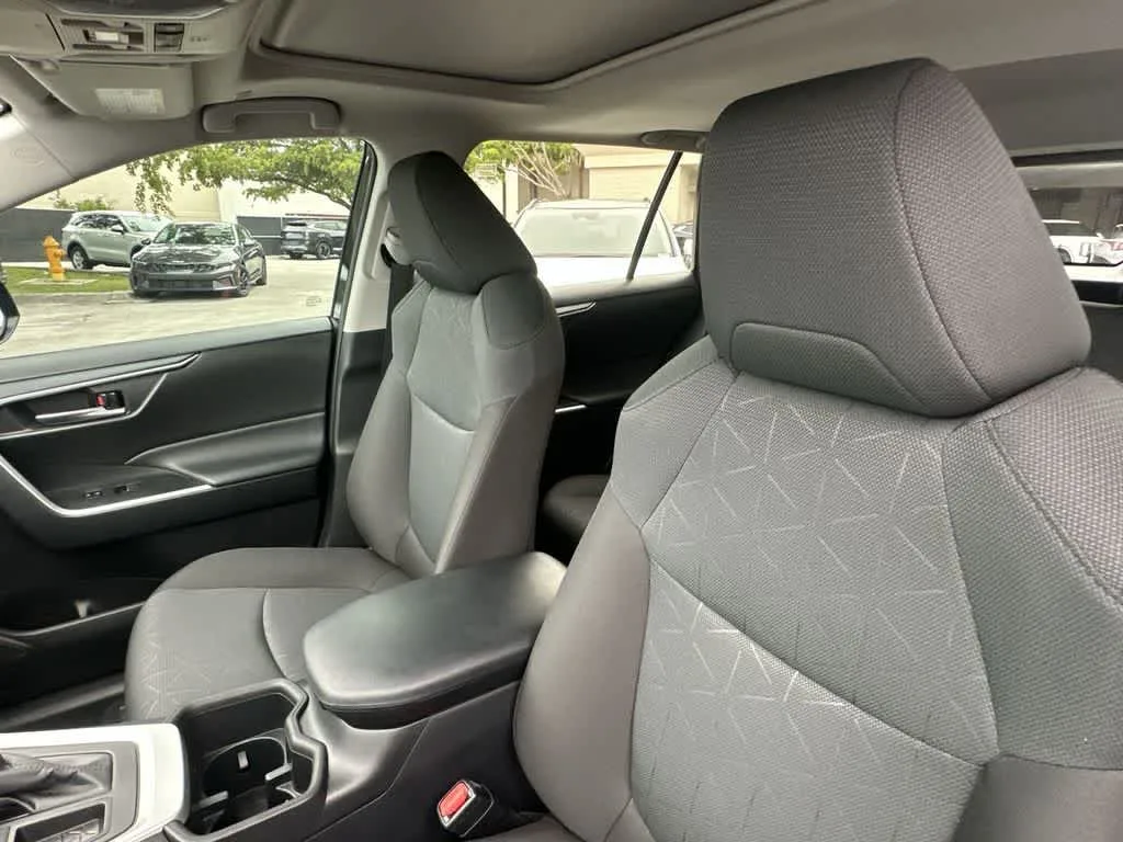 2024 Toyota RAV4 XLE photo 21