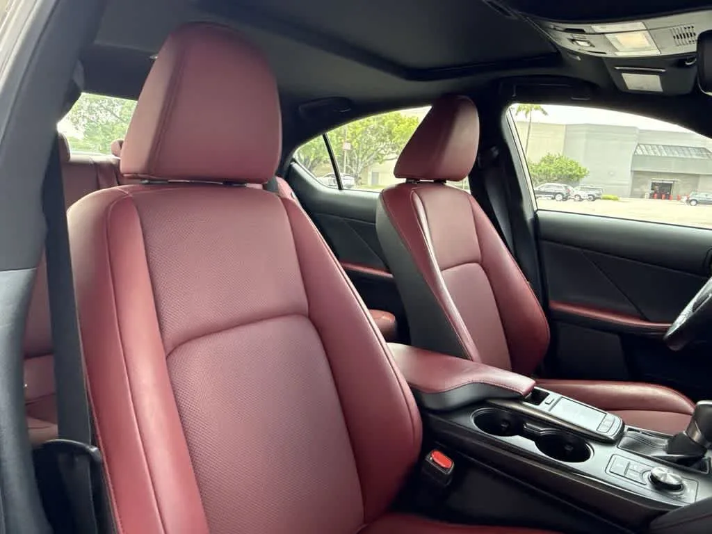 2023 Lexus IS 300 photo 27