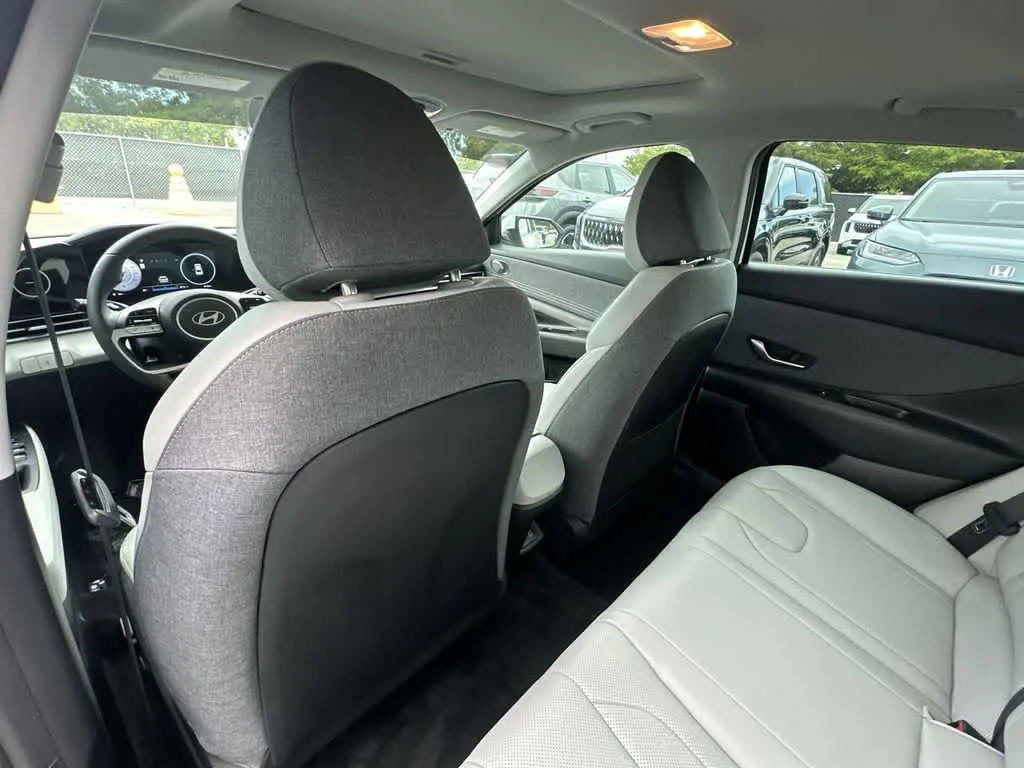2024 Hyundai Elantra Limited photo 16