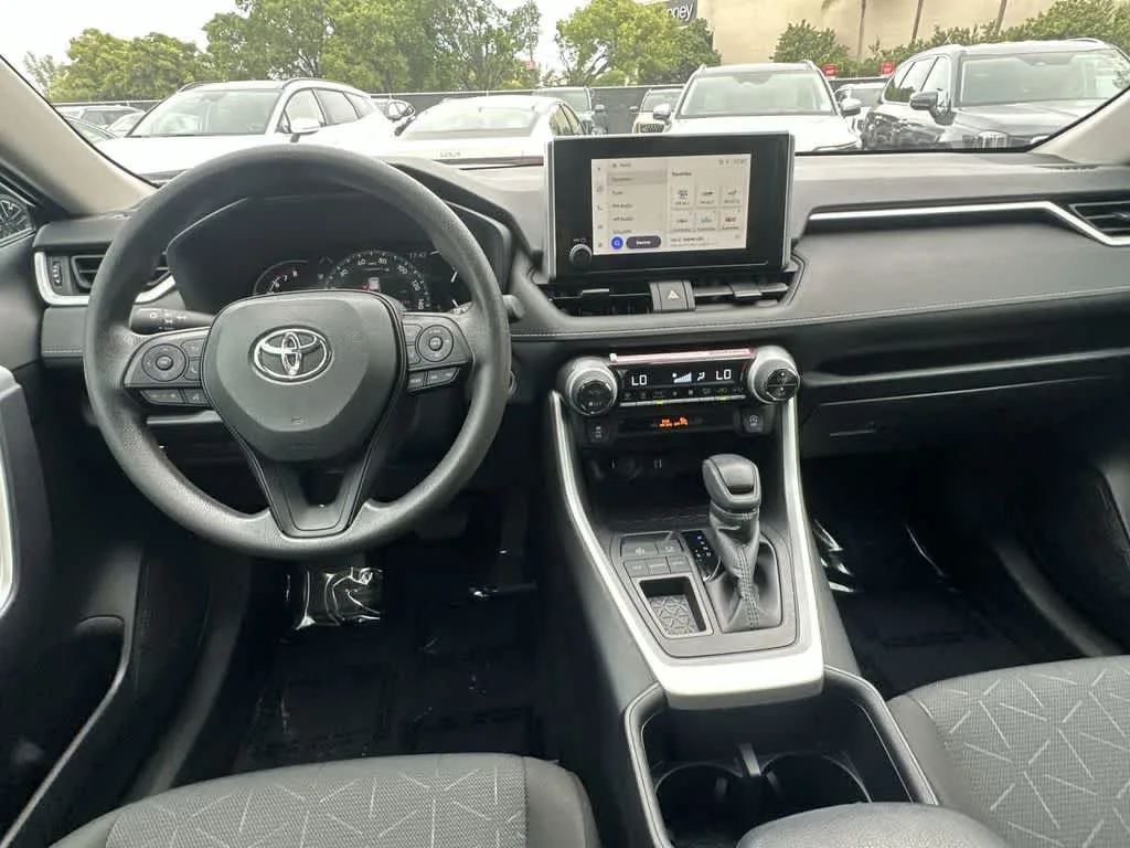 2024 Toyota RAV4 XLE photo 17