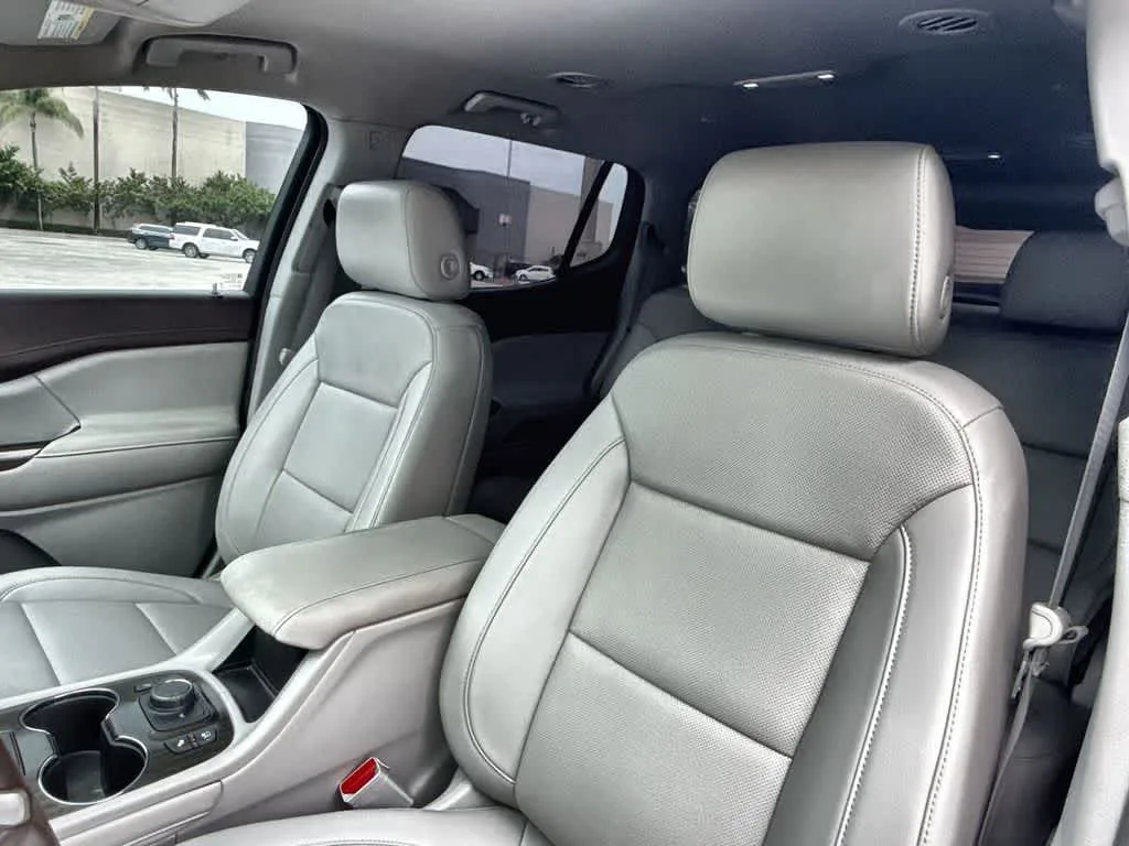 2023 GMC Acadia SLT photo 14