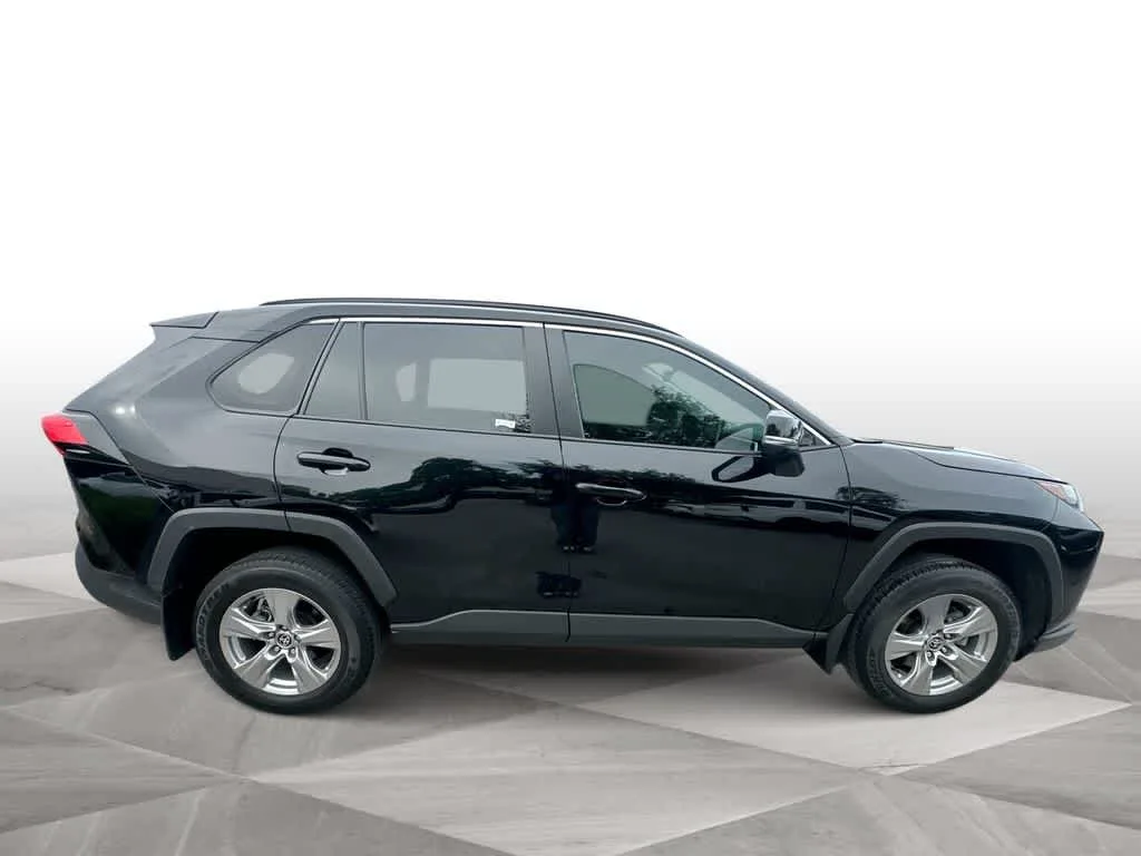 2024 Toyota RAV4 XLE photo 9